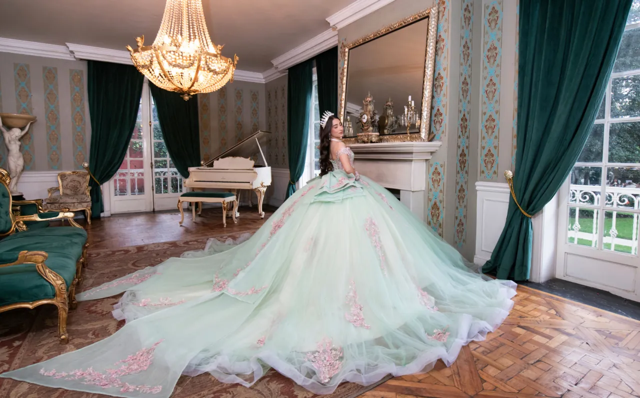 Chica con vestido verde en una habitación lujosa