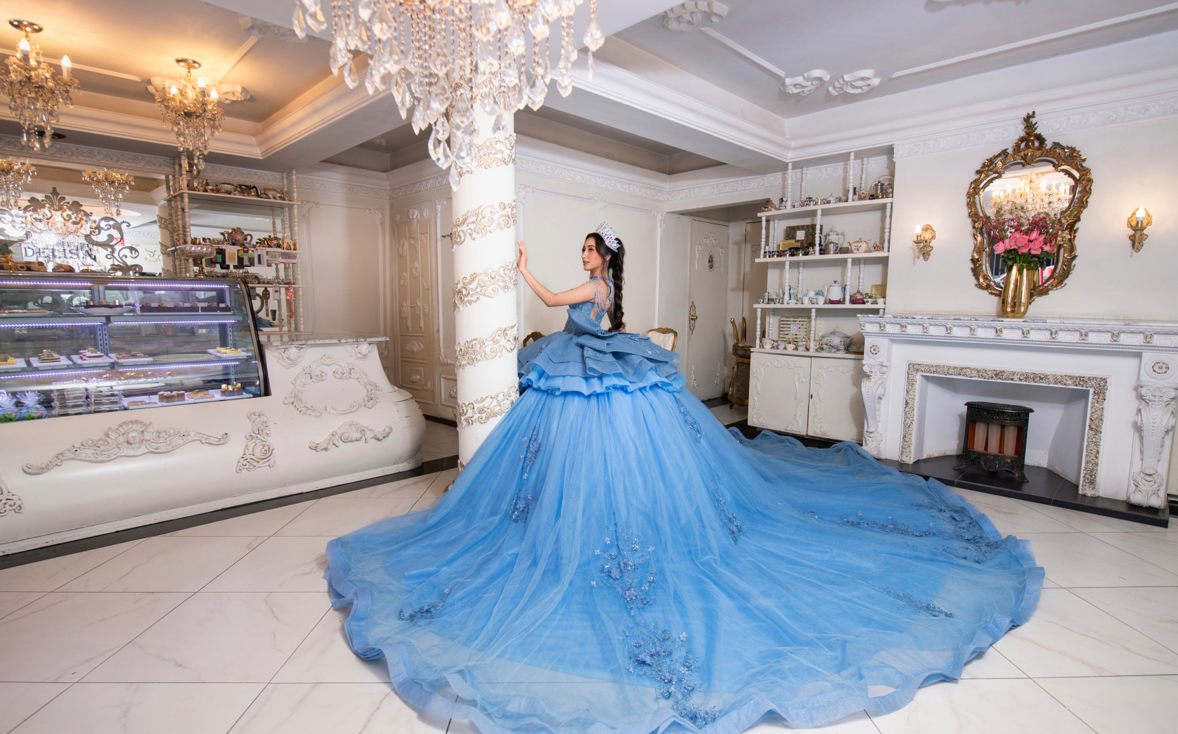 Chica con vestido azul de princesa